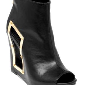 Hollow wedge heel. Functional back zipper.